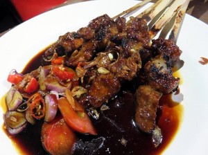 Ke Solo? Jangan Lupa Mampir Jajan Sate Kambing Enak di Tempat Favorit Jokowi Ini