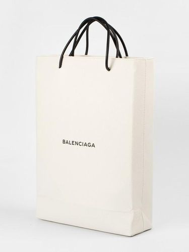 Kalahkan Gucci, Balenciaga Jadi Brand Paling Laris Tahun Ini