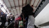 Para pemudik terus berdatangan ke Stasiun Pasar Senen.