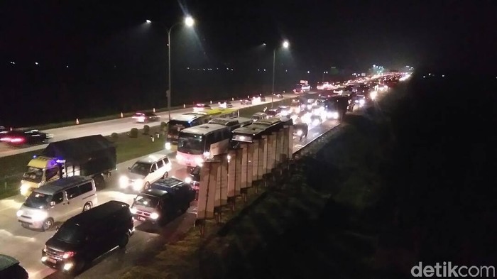 Malam Ini Gerbang Tol Palimanan Arah Brebes Macet