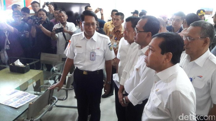 Menhub dan Ketua DPR Sidak Arus Mudik di Stasiun Senen