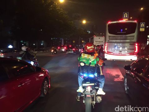  Pemudik padati Jl DI Panjaitan, Cawang, Jakarta Timur, Kamis (21/6/2017).