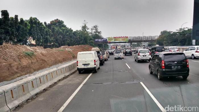 Lalin ke Cikampek Padat, Contraflow Diterapkan di Karawang