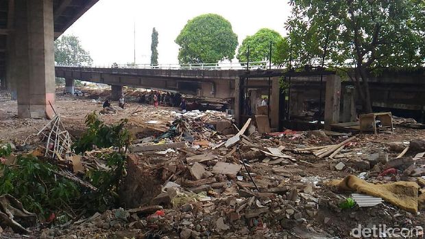 Kolong Tol Kalijodo sempat dipenuhi bedeng ilegal.