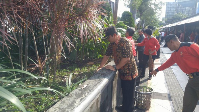 Sambut Pemudik, Wali Kota Semarang Bersihkan Simpang Lima