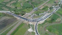 Flyover Kesambi yang melengkung. Para pemudik telah melewati empat buah flyover yang telah dibuka sejak Senin (17/6) lalu ini. Pool/Dok. Kementerian PUPR.
