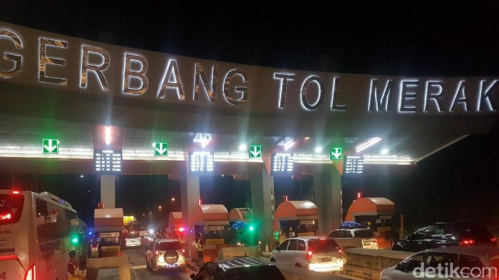 Jalur ke Pelabuhan Merak Macet Hingga 2 Kilometer