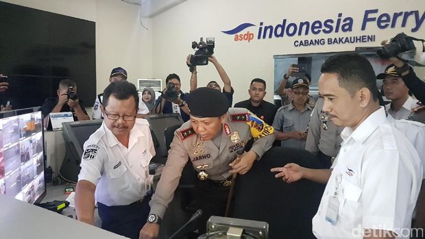 Kapolda Lampung Irjen Sudjarno mengecek arus mudik di Pelabuhan Bakauheni.
