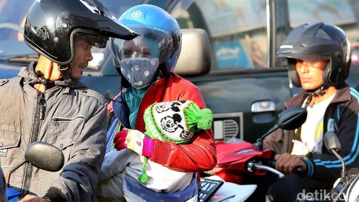 Meski berbahaya, sejumlah pemudik masih nekat membawa anak mereka dengan sepeda motor. Anak-anak dipaksa menempuh perjalanan jauh dan melelahkan.
