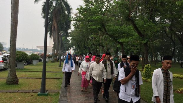 Upacara HUT ke-490 DKI dipimpin Gubernur Djarot dan sejumlah PNS justru meninggalkan upacara itu karena hujan,