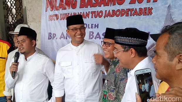 Anies Baswedan melepas rombongan pemudik asal Sumbar.