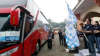 Direktur Utama PT Perusahaan Gas negara (Persero) Tbk Jobi Triananda Hasjim melepas peserta mudik bersama, Kamis (22/6/2017).