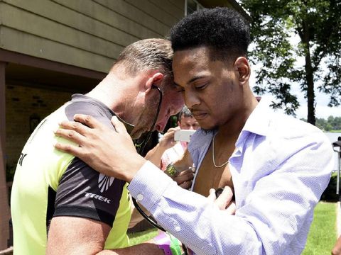 Bill mendengarkan denyut jantung Abbey yang tertanam di tubuh Jack.