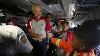 Seorang bocah menyalami Ganjar.