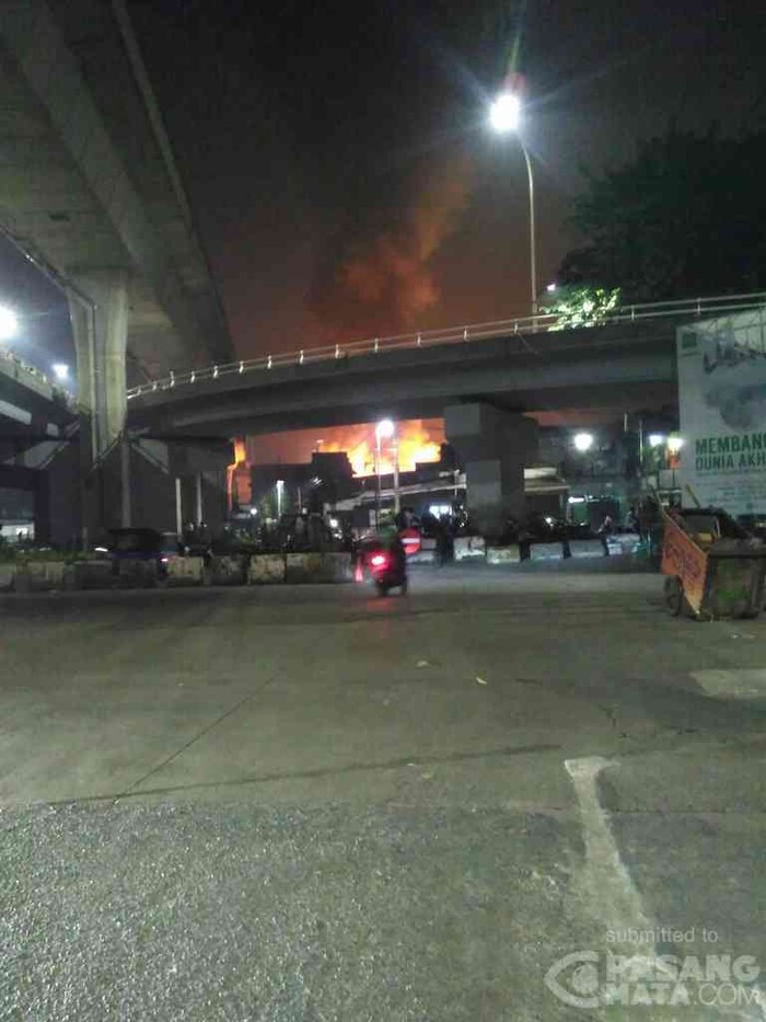 Ruko di Dekat Pasar Kebayoran Lama Terbakar