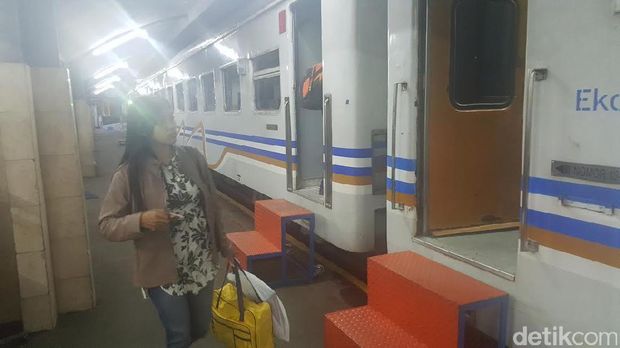 Penumpang di Stasiun Besar Malang