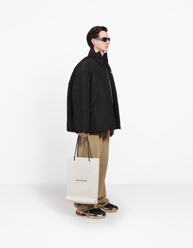 Kering menaungi brand high-end favorit para millennial seperti Gucci, Alexander McQueen dan Balenciaga. Keuntungan ekonmi sebesar USD 943 juta ini sebagian besar datang dari penjualan Gucci, yang tahun ini sukses besar meningkatkan popularitas di kalangan remaja, dan tentu saja berdampak positif terhadap angka penjualan. Foto: Dok. Balenciaga