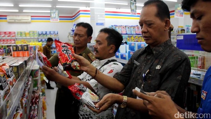 Petugas Masih Temukan Mi Mengandung Babi di Minimarket Brebes