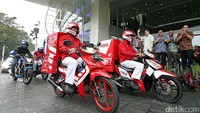 Presiden Direktur Astra International, Prijono Sugiarto, didampingi Direktur Independen Astra International, Paulus Bambang, Direktur Astra International, Johannes Loman, Direktur Astra International, Djony Bunarto, dan Direktur Astra International, Henry Tanoto, melepas para teknisi, saat peluncuran program Astra Holiday Campaign 2017, di Kantor Pusat Astra International, Jakarta, Kamis (22/06/2017).