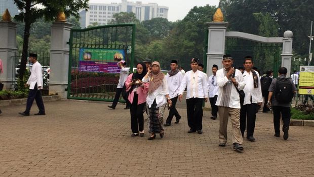 PNS mencari absensi.