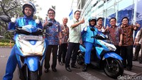 Para teknisi siap bertugas.