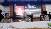 Karo Penmas Divisi Humas Polri Brigjen Rikwanto, Kadiv Humas Mabes Polri Irjen Pol Setyo Wasisto dan Kabagpenum Divisi Humas Polri Kombes Martinus Sitompul memberikan keterangan kepada awak media mengenai penangkapan jaringan teroris Kampung Melayu di Mabes Polri, Jakarta, Kamis (22/6/2017).