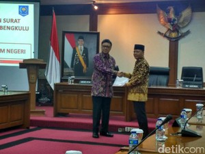Mendagri Serahkan Surat Tugas Plt ke Wagub Bengkulu