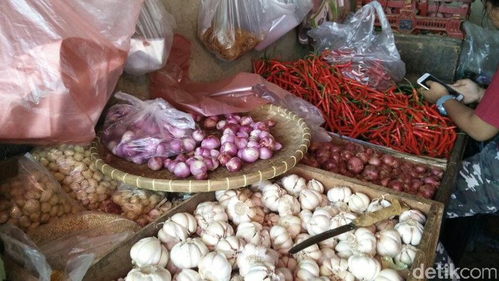 Harga Cabai dan Bawang Naik Harga cabe dan bawang naik. Salah satunya di Pasar Palmerah, Jakarta Barat.