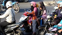 Ini mau mudik atau apa ya? Sudah melebihi kapasitas penumpang, tidak pakai helm pula.