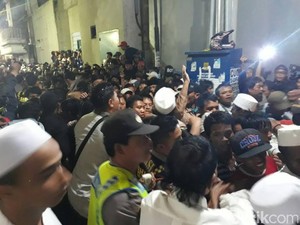 Pembagian Zakat Diwarnai Aksi Dorong, Polisi Hentikan Kegiatan