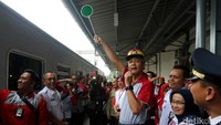 Ganjar meniup peluit saat melepas kereta.