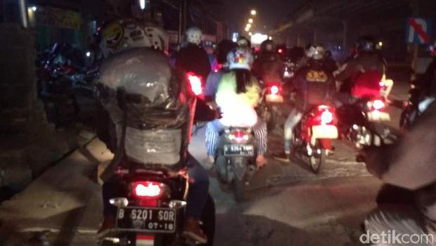  Pemudik bermotor padati ruas Jalan Kalimalang, Kamis (22/6/2017)