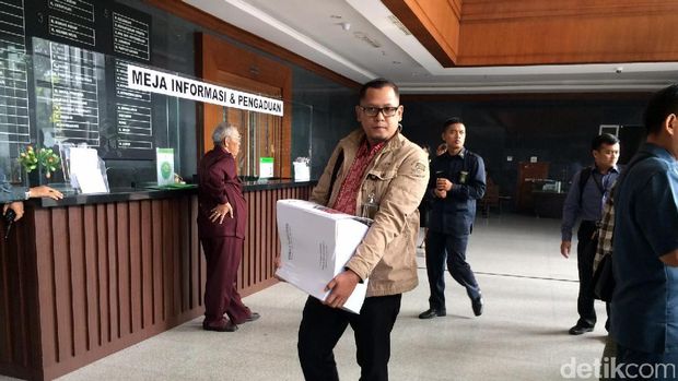  Berkas surat tuntutan perkara korupsi e-KTP yang dibawa jaksa KPK di Pengadilan Tipikor, Kamis (22/6/2017)