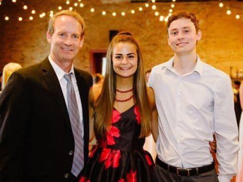 Bill Conner bersama anaknya, Abbey dan Austin.