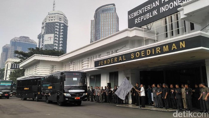 Menhan lepas 28 bus untuk mudik bersama menuju Jawa dan Lampung