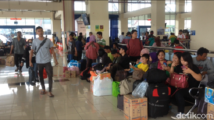 H-3 Lebaran, Ribuan Pemudik Berangkat dari Terminal Pulo Gebang