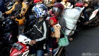 Para orang tua masih tetap nekat membawa anaknya yang masih kecil untuk berkendara jarak jauh menggunakan sepeda motor pada musim mudik menjelang Hari Raya Idul Fitri.