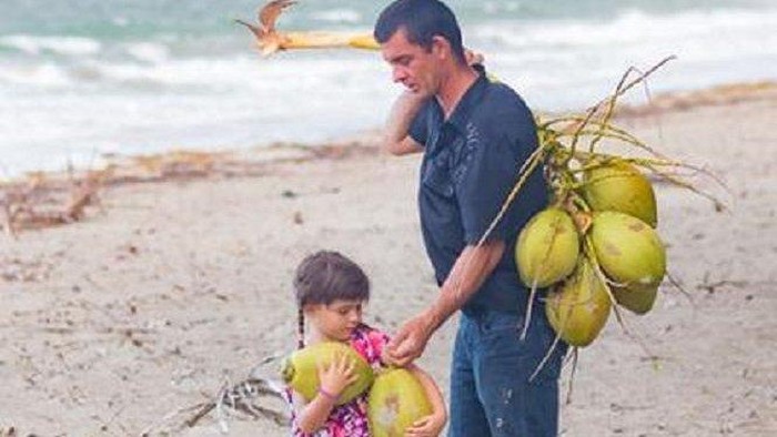 Keluarga Queensland Ini Sukses Berbisnis Keripik Kelapa
