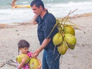 Keluarga Queensland Ini Sukses Berbisnis Keripik Kelapa