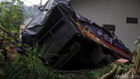 Kecelakaan tersebut terjadi di Kampung Paslon 04/08, Desa Ciherang, Kecamatan Nagreg sekitar Pukul 04.30 WIB.