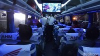 Program ini telah dijalankan AHM sejak 2006. Setiap tahun Honda mengantarkan konsumen untuk mudik dengan aman dan nyaman. Motor pemudik diangkut menggunakan truk sementara pemudik diberangkatkan menggunakan bus, Foto: Rangga Rahadiansyah