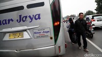 Calon pemudik mencari bus yang akan membawanya ke kampung halaman masing-masing.