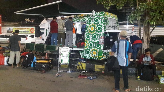 Mobile Masjid yang Bantu Mudahkan Pemudik Salat di Stasiun Senen