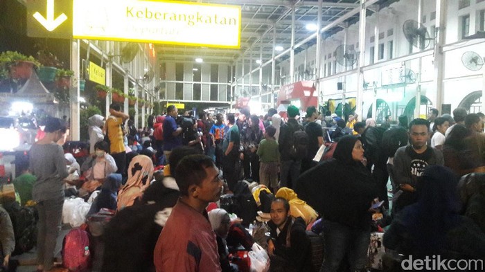 Situasi arus mudik H-2 Lebaran di Pasar Senen