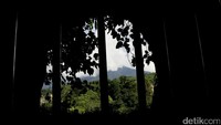 Beberapa pintu masuk ke Lubang Jepang ini diantaranya terletak pada kawasan Ngarai Sianok, Taman Panorama, di samping Istana Bung Hatta dan di Kebun Binatang Bukittinggi.