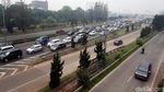 Macet Parah di Tol JORR, Mobil Pribadi Pilih Keluar Pintu Tol