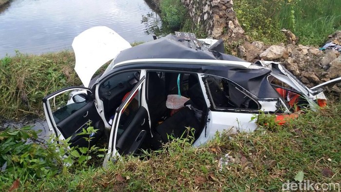 Mobilio Terjun ke Parit di Pangkep, 4 Orang Tewas