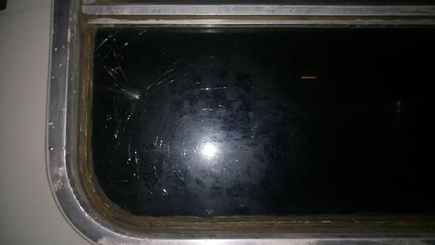  Kaca kereta yang pecah akibat dilempar batu di Sumut