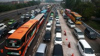 Ribuan kendaraan pemudik terjebak kemacetan di Tol Jakarta Cikampek kawasan Cikunir, Bekasi, Jawa Barat, Jumat (23/6/2017).
