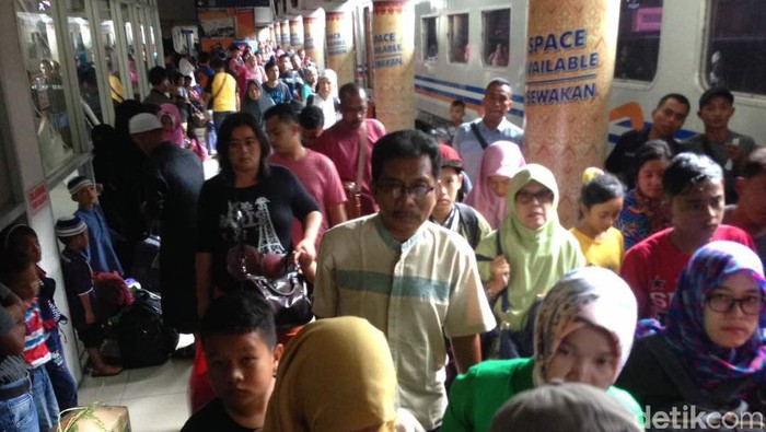 H-2 Lebaran, Stasiun Medan Dipadati Pemudik